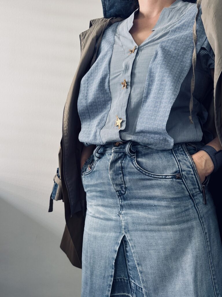 Blouse with big pleats, Jeans-to-Skirt Nr 2.1, and a Trench coat. All heroes together.