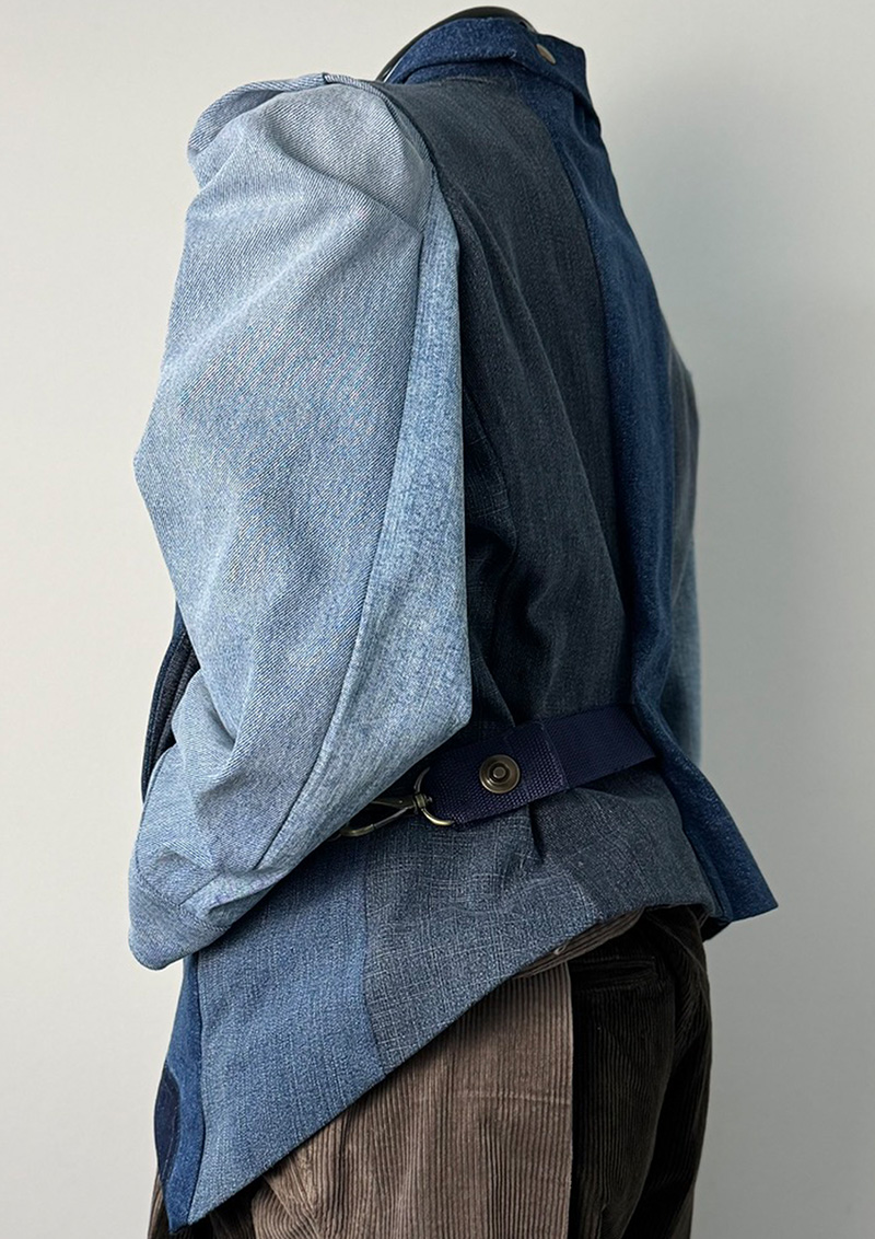 04_R_Four Blues Jacket Four-Blues re-upcycled denim jacket, handcrafted in Zürich. Product photo. Left back side.