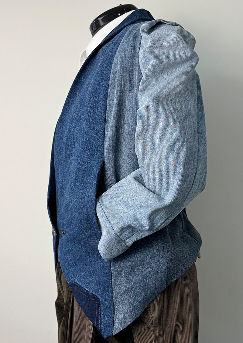 05_Four Blues Jacket Four-Blues re-upcycled denim jacket, handcrafted in Zürich. Product photo. Left side.