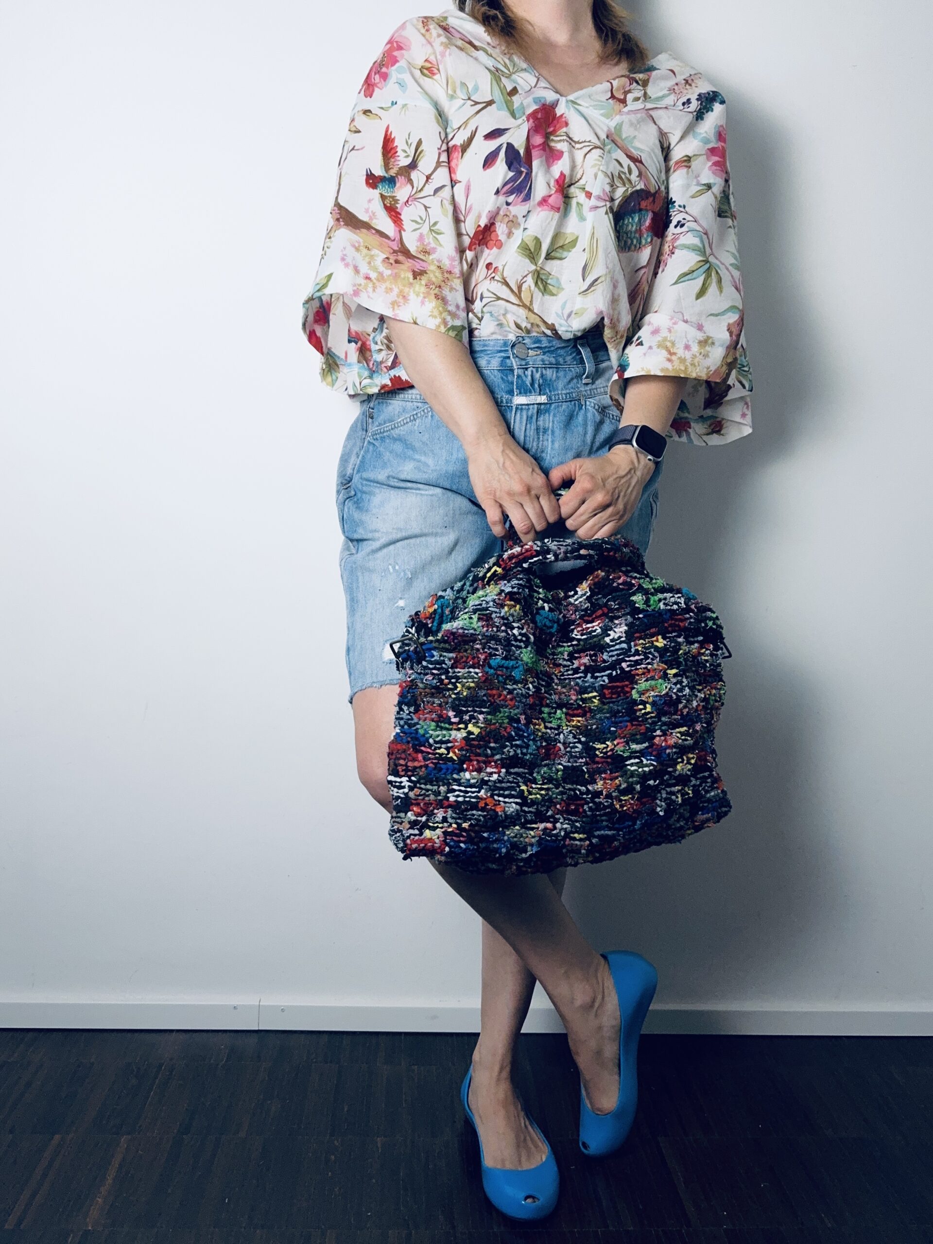 Clothes from Curtains. Upcycled kimono top from curtains, upcycled jeans Bermudas and a bag made from sock-yarn loops