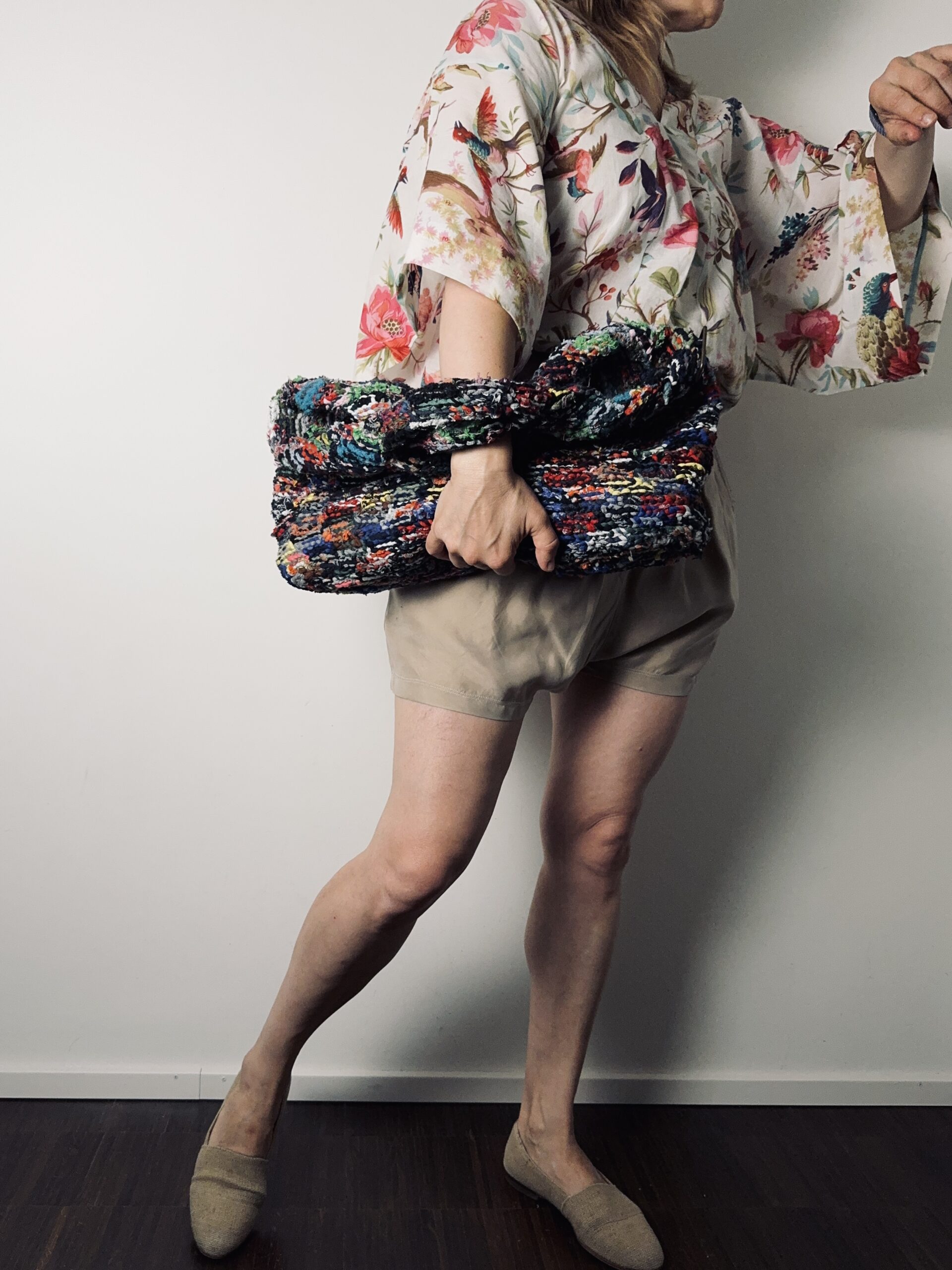Clothes from Curtains. Upcycled kimono top from curtains, upcycled beige shorts and bag crocheted from sock-yarn loops.