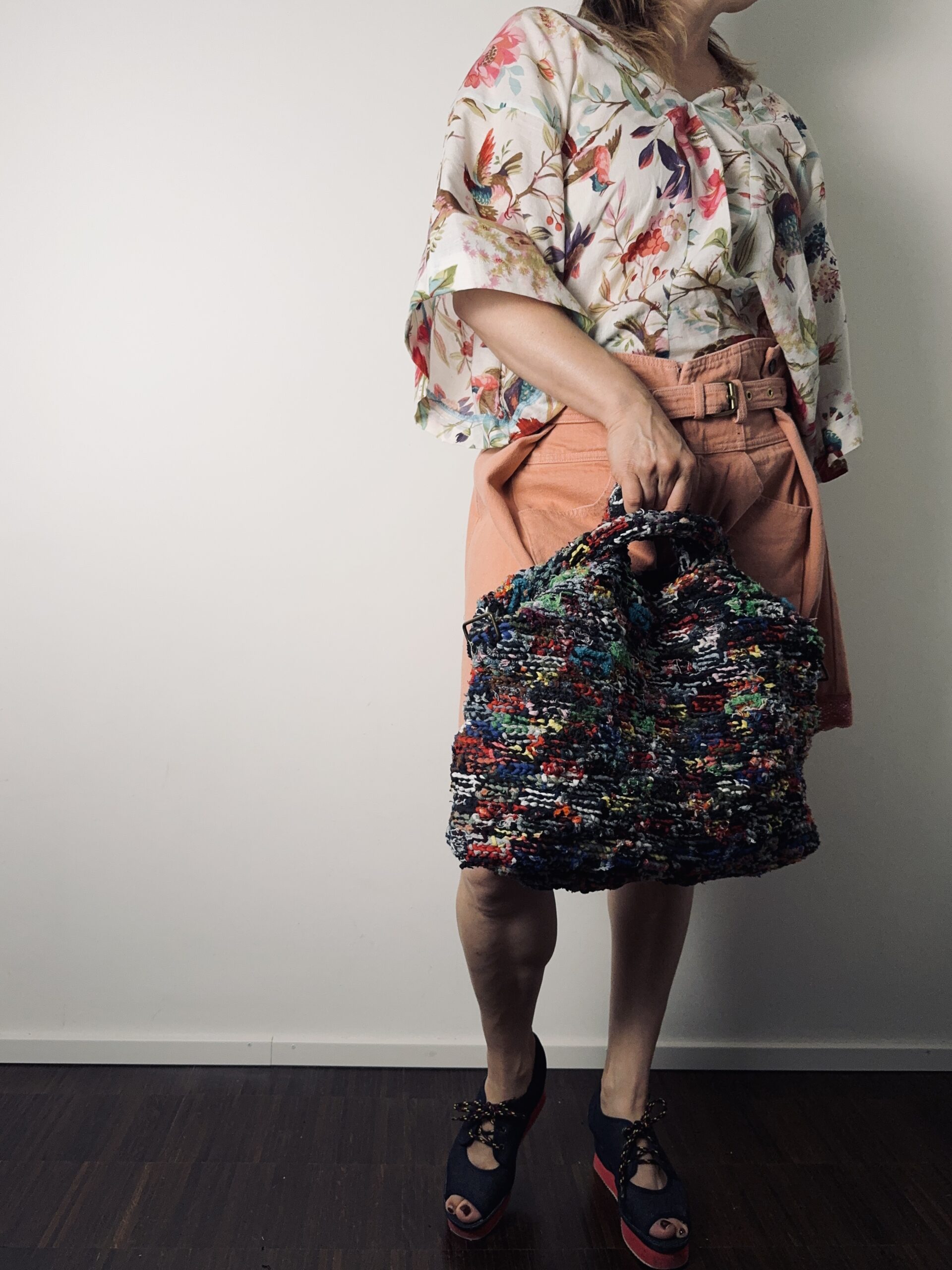 Clothes from Curtains. Upcycled kimono top from curtains, upcycled Bermuda shorts in peach colour and bag crocheted from sock-yarn loops.