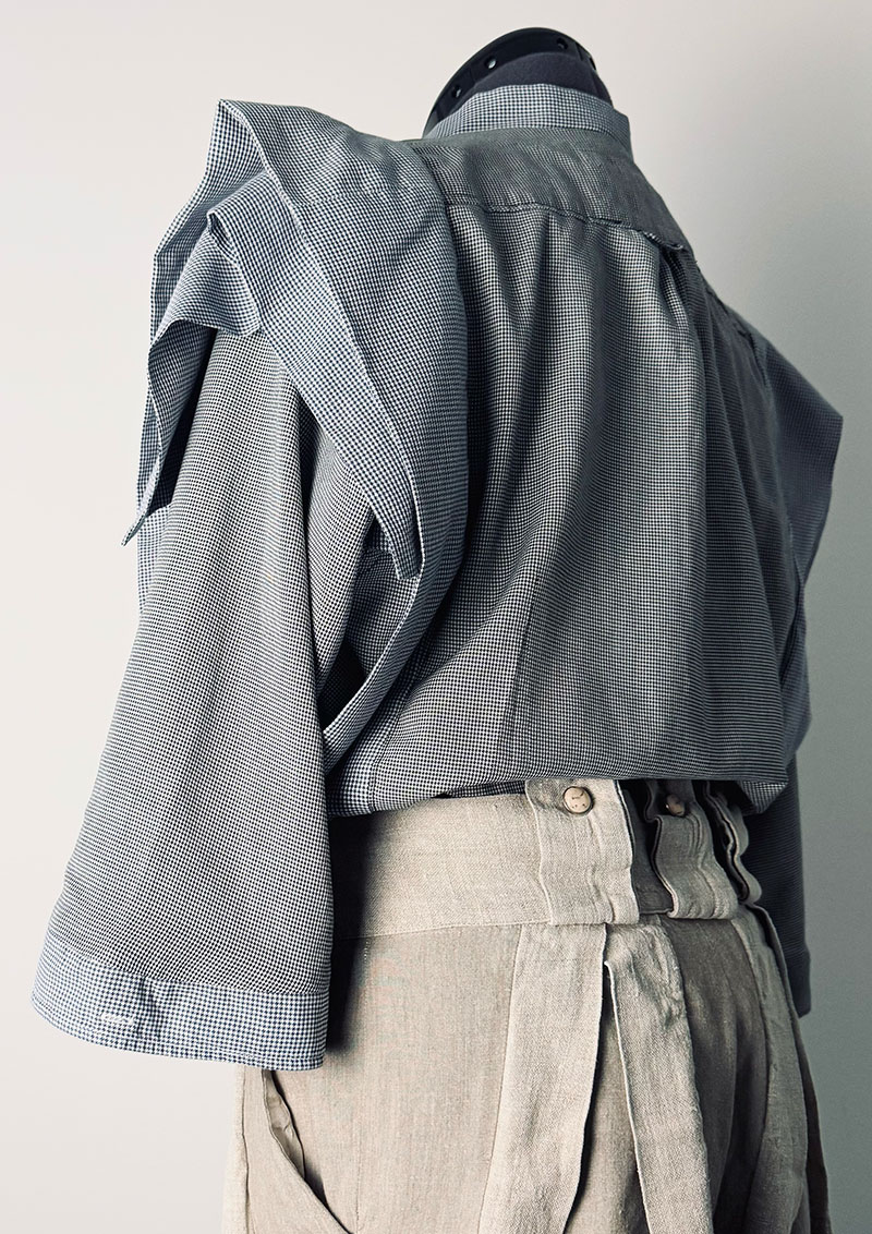 03_Blouse with big pleats Nr1.2 Same upcycling logic when upcycling men's shirts, in dark blue and black Back left-side view.