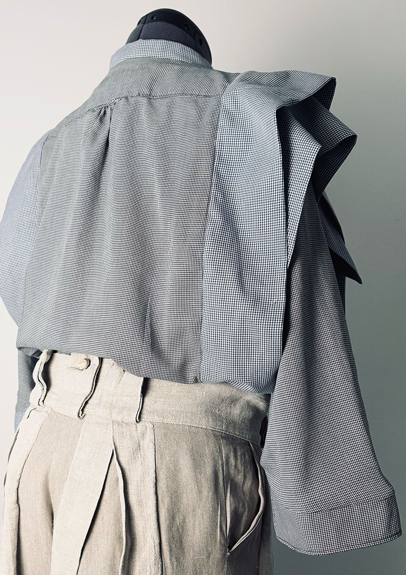 04_Blouse with big pleats Nr1.2 Same upcycling logic when upcycling men's shirts, in dark blue and black Back right-side view.
