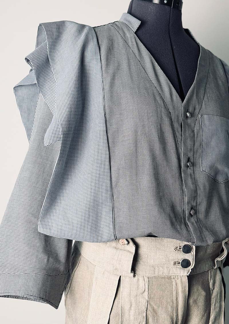 05_Blouse with big pleats Nr1.2 Same upcycling logic when upcycling men's shirts, in dark blue and black Front, zoomed in view.