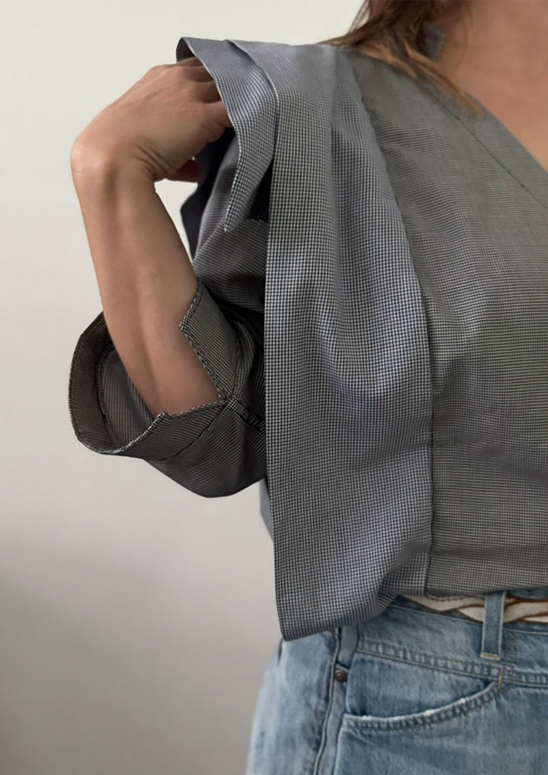 Blouse with big pleats Nr1.2 worn with jeans bermuda trousers, zoomed front right view. Upcycling logic.