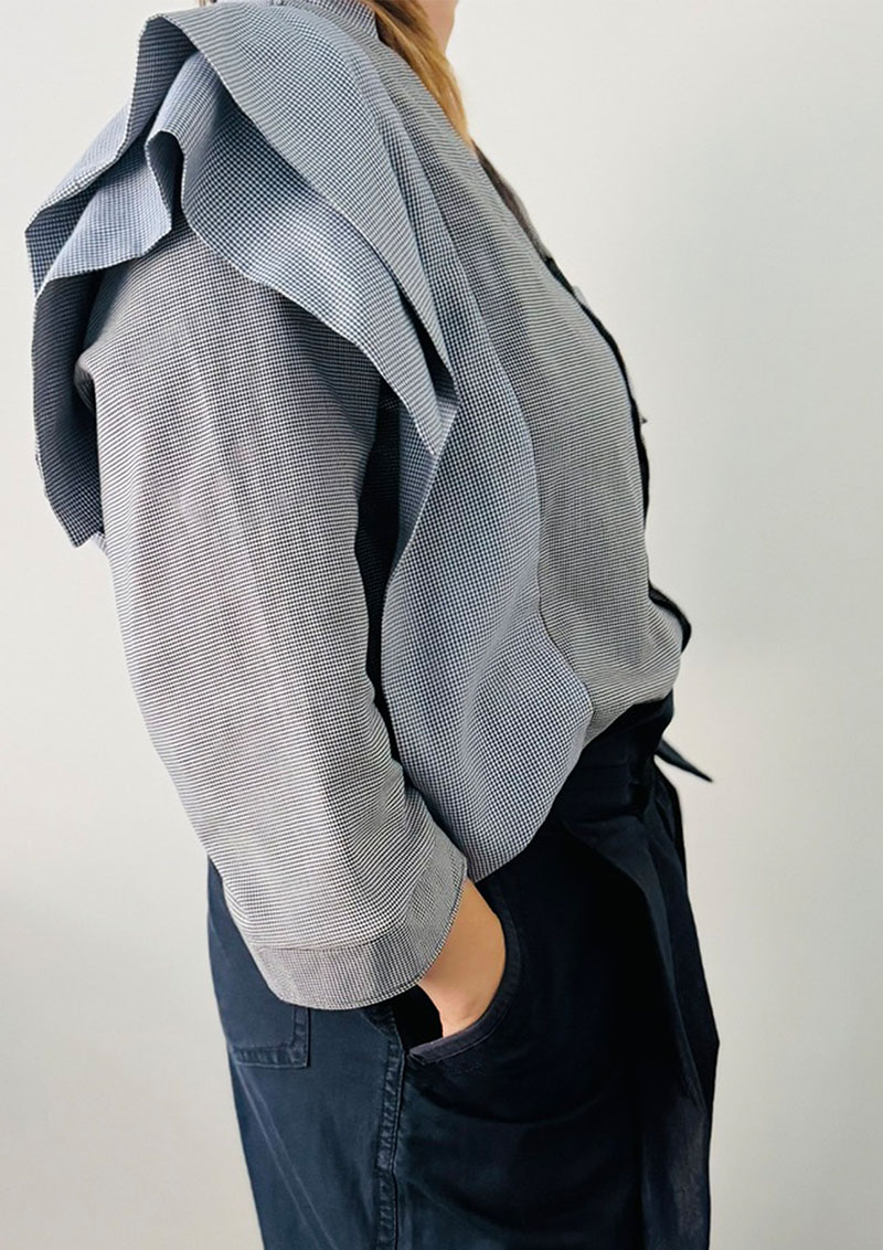 Blouse with big pleats Nr1.2 worn with dark blue linen trousers, zoomed side view. Upcycling logic.