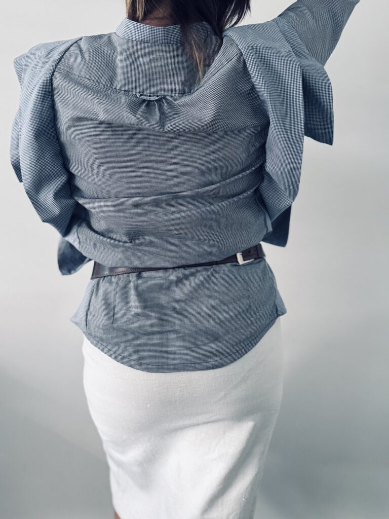 Blouse with big pleats Nr1.2 with white skirt, back view. Upcycling logic.